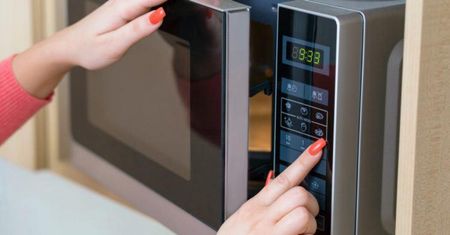 Ponownie odgrzewając 9 tych popularnych produktów możesz sobie zaszkodzić. Dowiedz się dlaczego