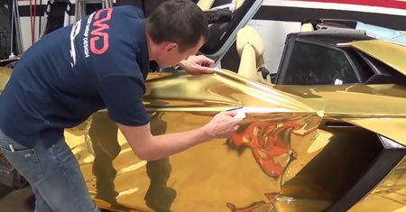 Pokazali, jak okleja się Lamborghini na złoto