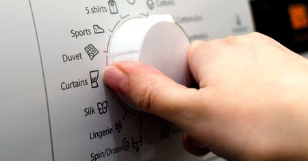 Tak przygotowując pranie, zmniejszysz swoje rachunki już po miesiącu