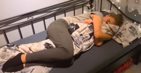 Zamiast słuchać kołysanek, wypróbuj ten trik, a zaśniesz w 2 minuty!