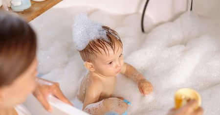 Dodaj 3 łyżki i wlej do wanny. Tę pianę bez chemii pokochały nasze dzieci