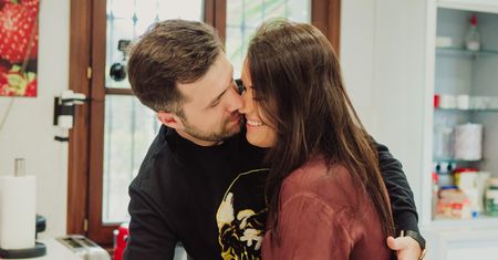 Uczestnicy "Wyjdź za mnie" pozwalają sobie na coraz więcej. Już nie kryją się z czułościami