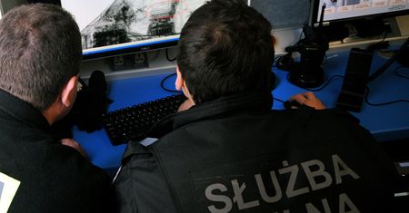 Zmęczony celnik napromieniował dziecko rentgenem do prześwietlania bagaży. Kuriozalny incydent na granicy w Korczowej