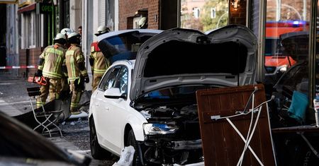 Wjechał samochodem w budynek berlińskiej kawiarni. Są ranni