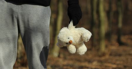 Dwaj podejrzani mężczyźni próbowali uprowadzić dziewczynkę z przedszkola