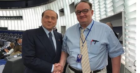Saryusz-Wolski pozował z "królem wpadek". Przy okazji sam kilka zaliczył