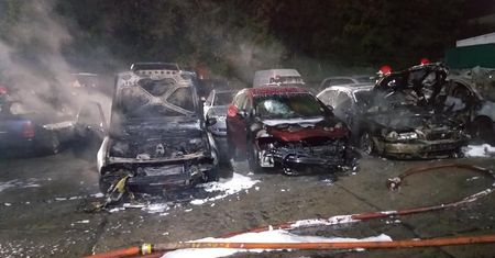 Podpalił kilkanaście aut miotaczem ognia. Poszukuje go policja