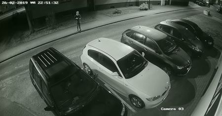 Koktajlem Mołotowa ktoś podpalił samochód. Celował w okno