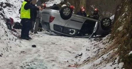 Bezmyślnie posłuchał nawigacji. Dachował w wąwozie