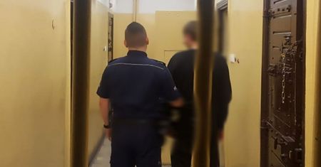 Mosina. Siekierą atakował ludzi w sklepach. 21-latek za kratami