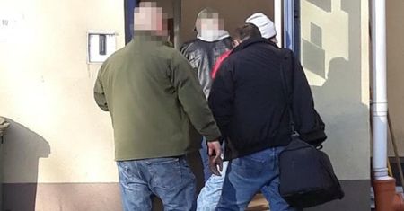 Polak przez 12 lat był poszukiwany przez policję. Wpadł w samolocie