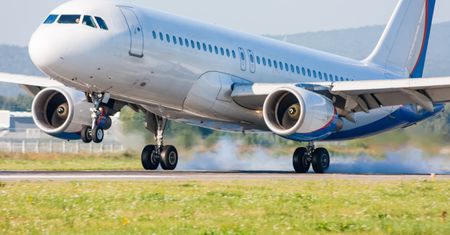 Pasażerowie w szoku. Nastolatek wyskoczył z rozpędzonego samolotu