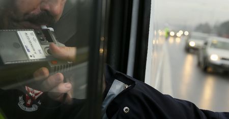 Policja zatrzymała pijanego kierowcę karawanu. Dwa razy tego samego dnia
