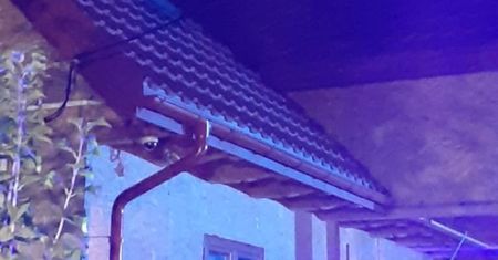 Włamywacz wszedł na dach i nie chciał zejść. Trzeba go było ściągać podnośnikiem