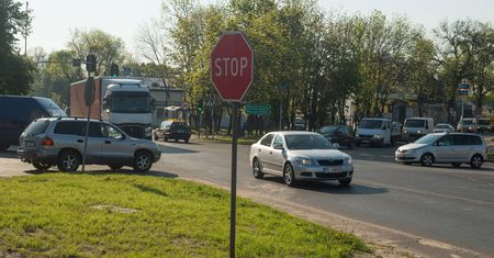 Kolejność na skrzyżowaniu, czyli kto powinien pojechać pierwszy?