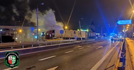 Błonie. Tir wjechał w dystrybutor z gazem