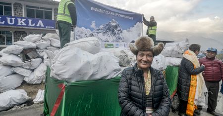 Sprzątanie Mount Everestu. Ze "szlaku papieru toaletowego" zdjęto już ponad tonę śmieci.