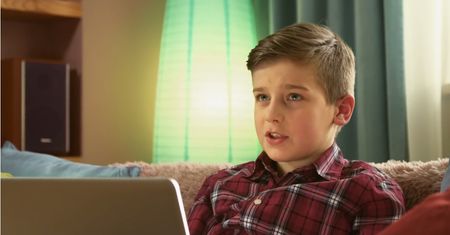 Mama sprząta, a syn przy komputerze. Efekt nauki programowania w szkołach