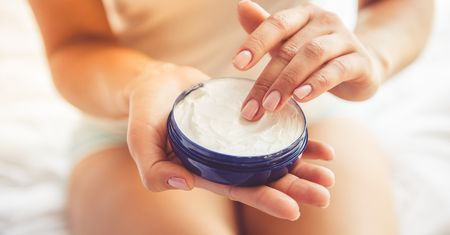 Kwasy BHA i AHA. Dermatolog Shari Sperlinga wyjaśnia