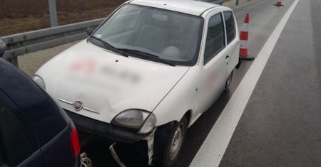 Dziadek i wnuk pojechali kupić samochód. Na drodze ekspresowej holowali seicento bez opony