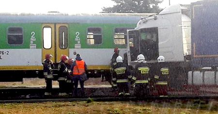 Pilawa. Ciężarówka wjechała pod pociąg, poważne utrudnienia