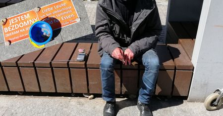 Bezdomni nad morzem zbierają "po niemiecku". "Niemcy są hojniejsi, czasem wrzucają po 10 euro"