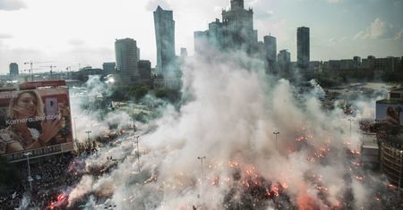 Godzina "W". Czy mieszkańcy innych miast też powinni się zatrzymać? [BADANIE]