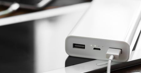 Przydatne i ładne powerbanki do 70 zł. Koniec z szukaniem gniazdka