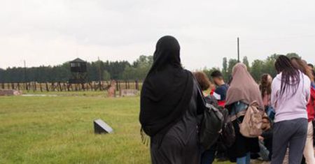 Opluł muzułmankę, usłyszał wyrok. Kara za nienawiść rasową
