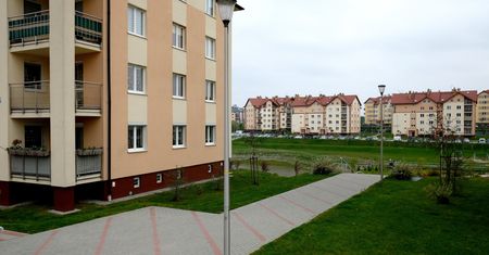 Spadki cen mieszkań coraz bardziej możliwe, a o kredyt hipoteczny trudno