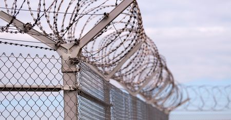 Morderca i gwałciciel wielokrotnie uprawiał seks z 12-latką. Wpadł przez telefon