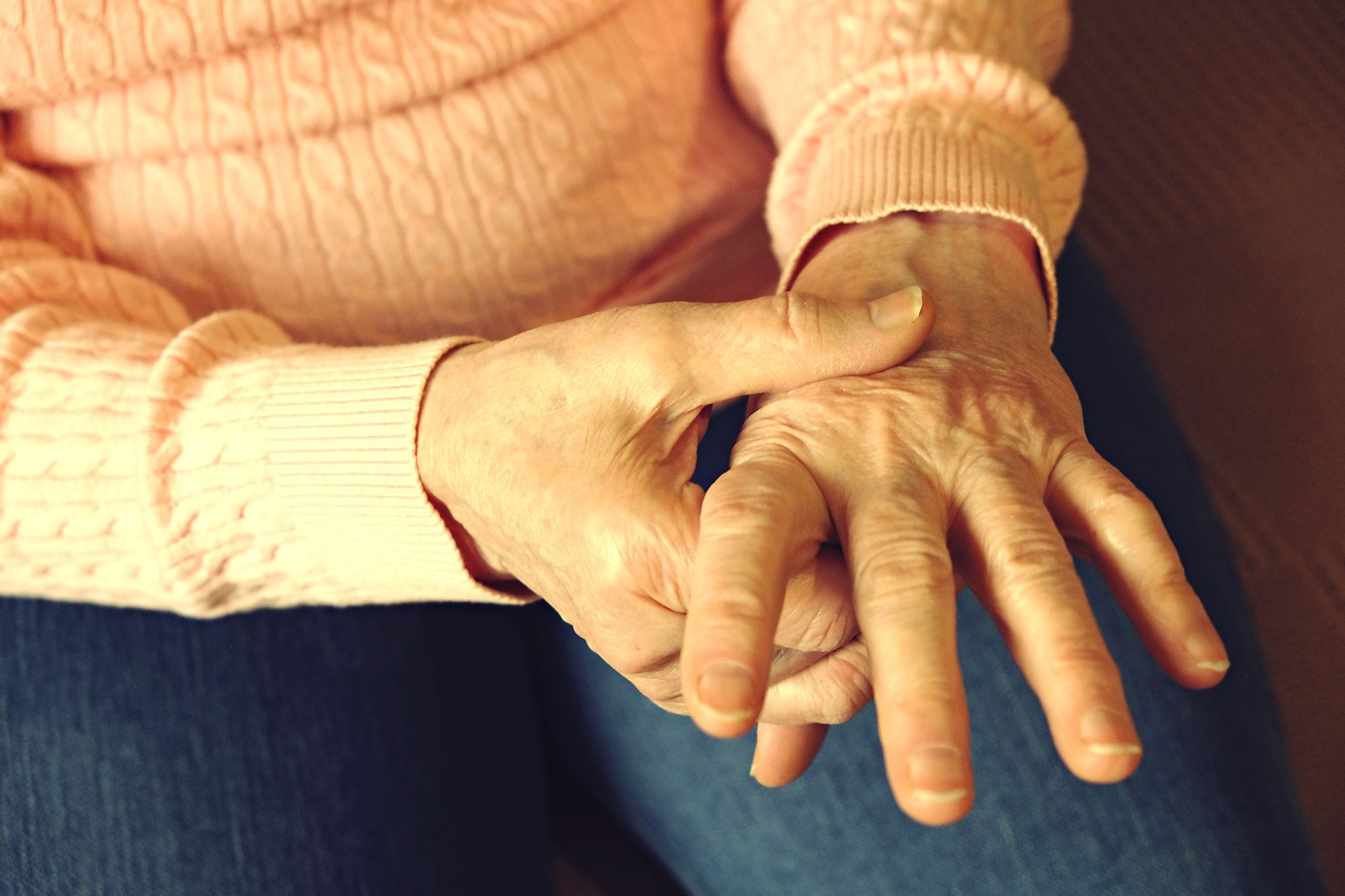 Nietypowy wygląd dłoni pozwolił zdiagnozować groźną chorobę 