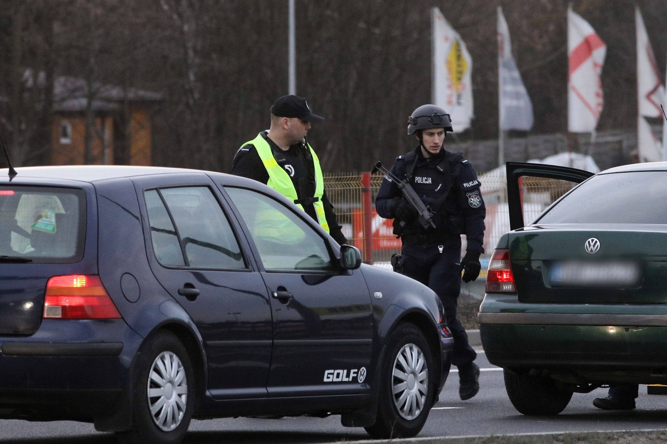 Policja: 3-latka z matką oraz ojciec dziecka spędzili noc w lesie