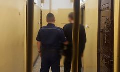 Mosina. Siekierą atakował ludzi w sklepach. 21-latek za kratami