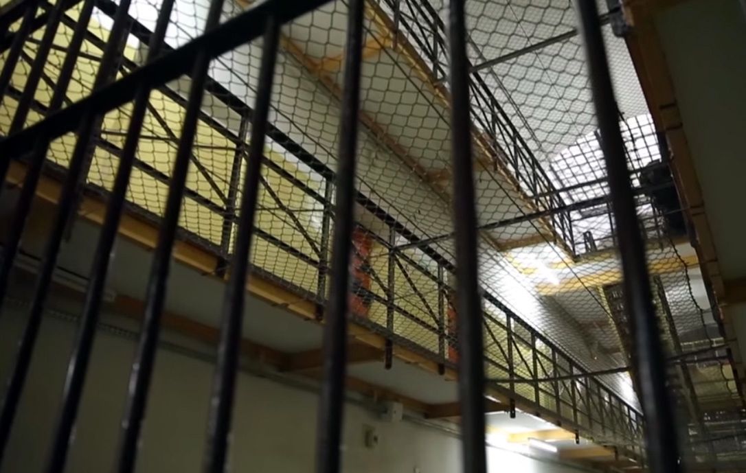 Skandal seksualny we wrocławskim więzieniu. Strażnik doprowadził do intymnej relacji nie pierwszy raz