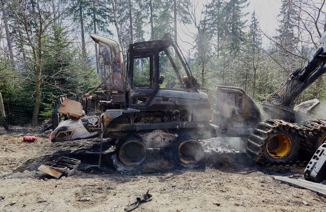 Spalili harvestera. Zostawili leśnikom wiadomość "wycofajcie się"