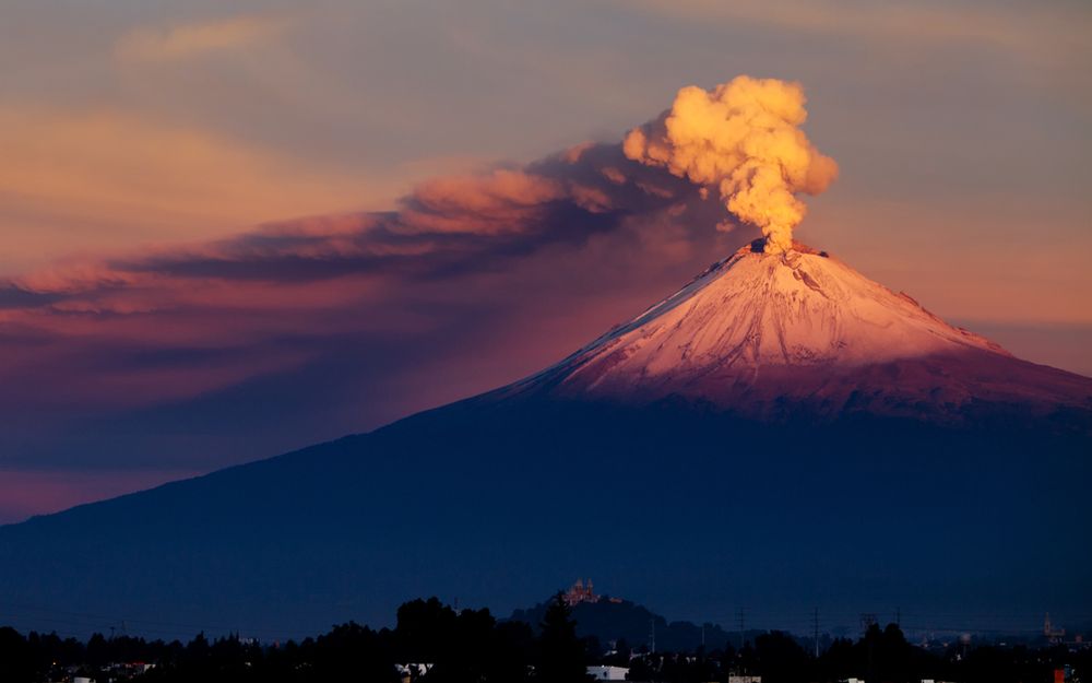 Meksykański wulkan pluje lawą. Ogłoszono alarm