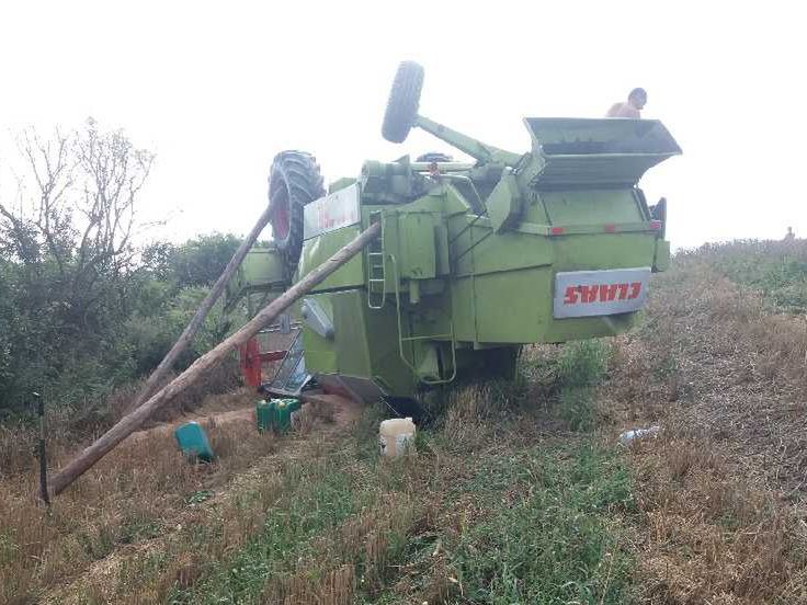 Rolnik dachował kombajnem. Okazało się, że mężczyzna był nietrzeźwy