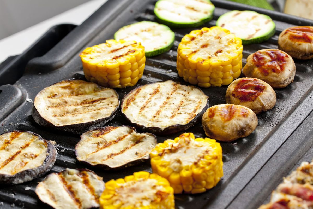 Skwierczące mięso i chrupiące grzanki. Grillowanie bez względu na pogodę