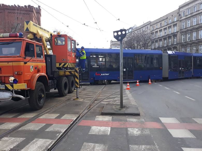 Wrocław: Wykolejenie tramwaju w centrum – utrudnienia drogowe