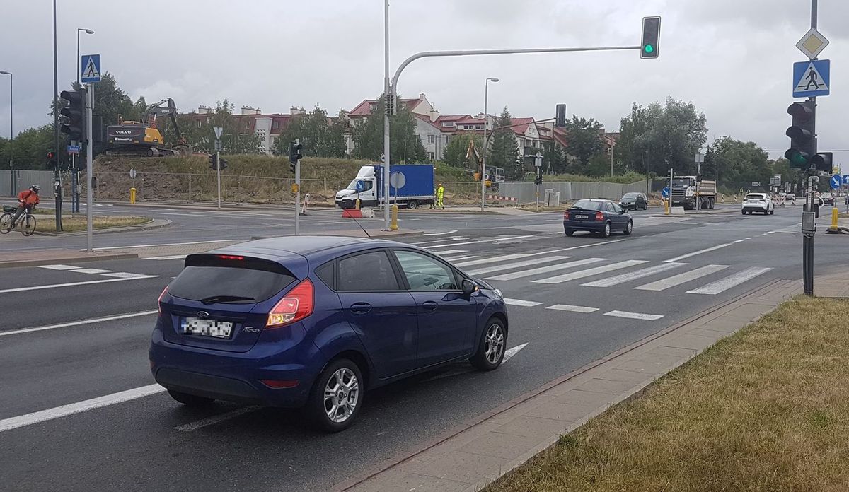 Kierunkowskaz a nakaz jazdy w lewo lub w prawo. Czym się kierować