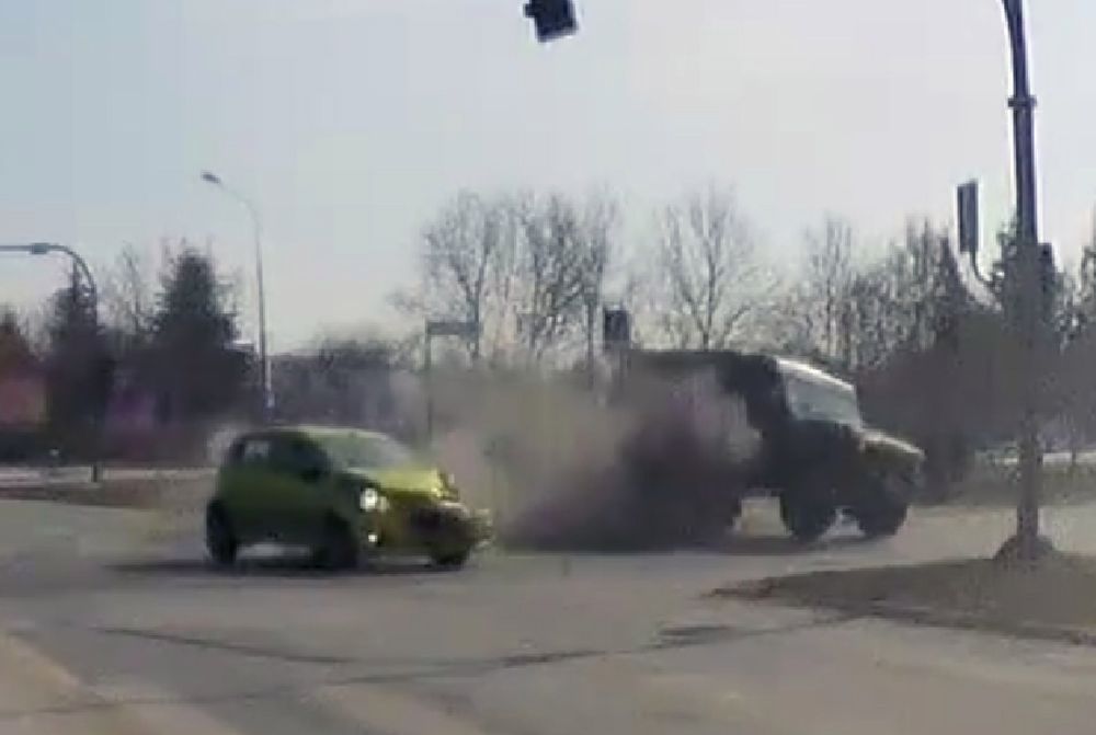 Kierowca w Kielcach patrzył na zły sygnalizator. Wjechał na czerwonym i uderzył w terenówkę