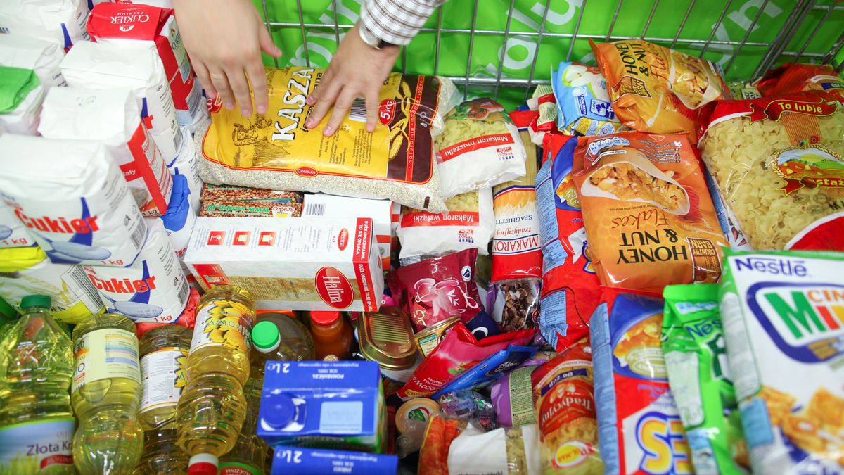 Eksperci wskazują, że akcje wyprzedawania żywności, które kończy się termin przydatności do spożycia, to jeden z efektów ustawy, która ma ograniczyć marnowanie żywności.