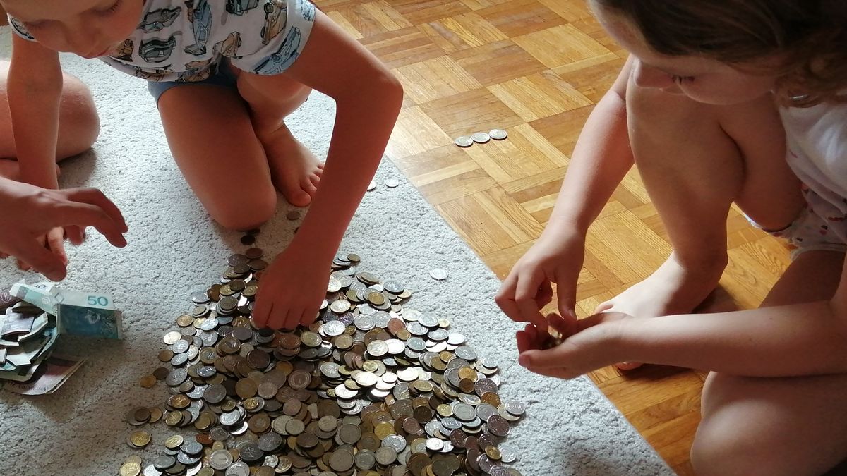 Michał i Lena całe popołudnie liczyli swoje oszczędności. 