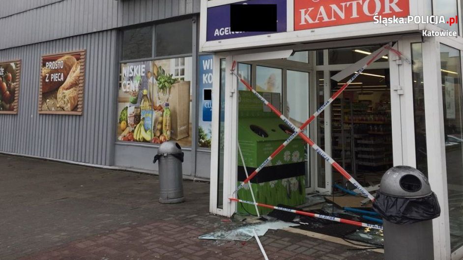 Samochód niemal nie zmieścił się w przejsciu