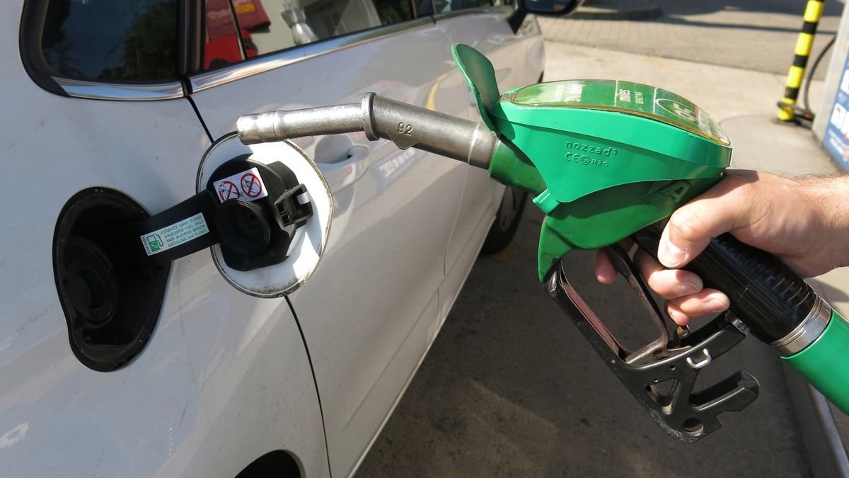 Wielu kierowców nie pamięta, z której strony znajduje się wlew paliwa.