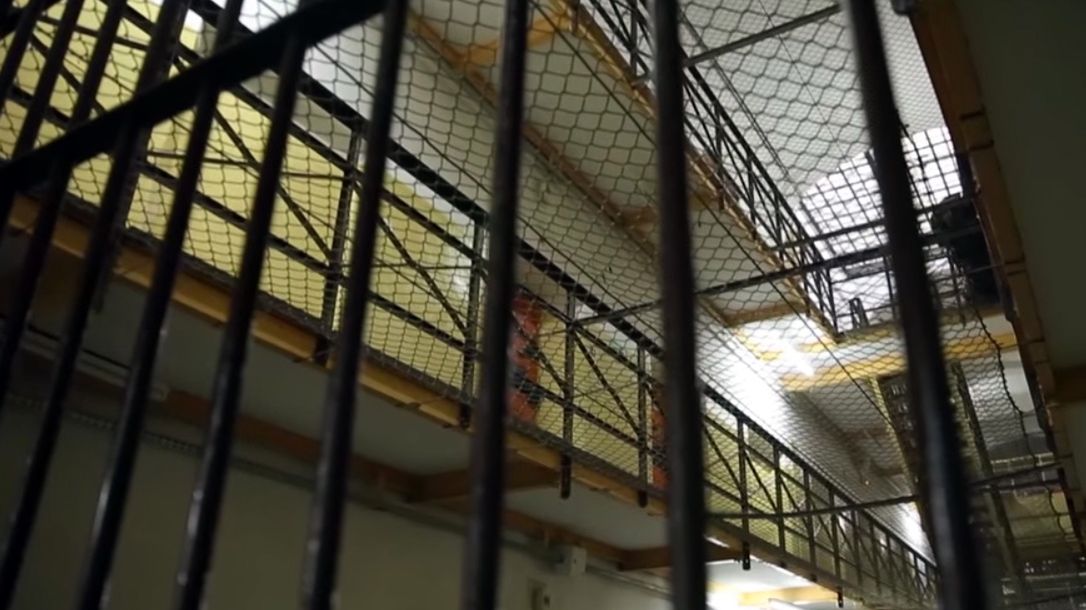 Obecnie karę więzienia odbywa 3,2 tys. seniorów. 