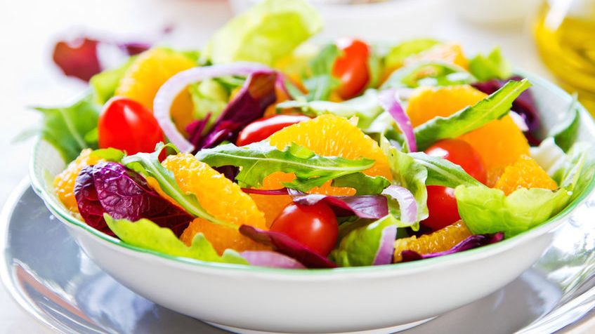 zdrowa sałatka z owocami i warzywami