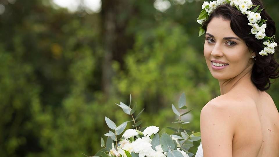 Fryzury ślubne do wianka są lekkie i dziewczęce