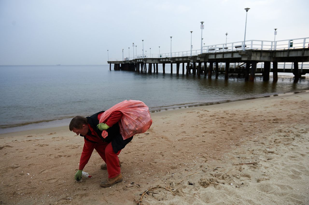 Od dziecięcych wózków, przez bieliznę, po pieniądze. To znajdują sprzątający na plażach